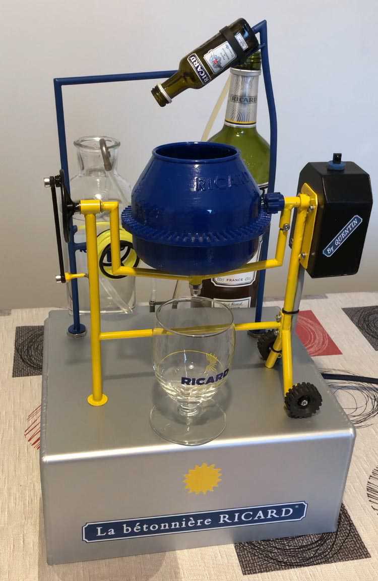 A 23 ans, il invente une mini bétonnière à Ricard automatisée et fait le tour du web avec son invention !