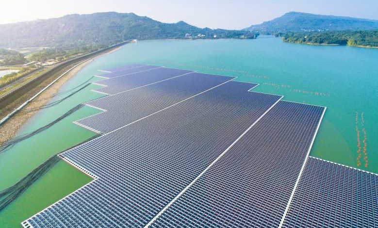 Vaucluse : la ville de Piolenc vient d'inaugurer la première centrale photovoltaïque flottante de France !