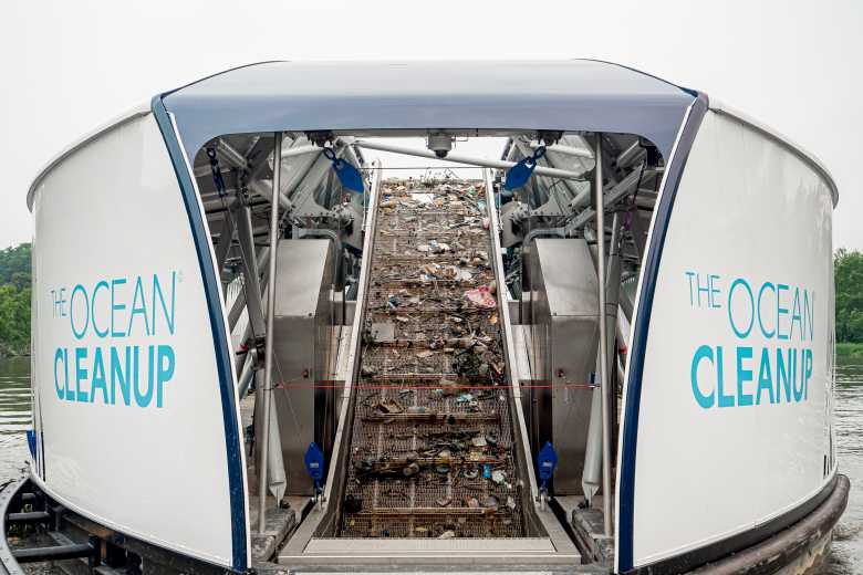 The Interceptor, une super péniche autonome qui récupère 50 tonnes de déchets chaque jour avant qu'ils ne parviennent aux océans