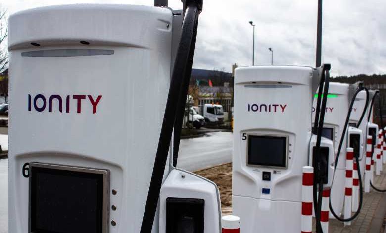 Recharger une voiture électrique va coûter plus cher qu’un plein d’essence ?
