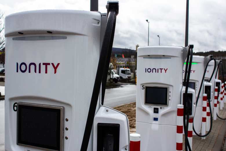 Recharger une voiture électrique va coûter plus cher qu’un plein d’essence ?