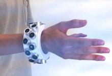 Deux chercheurs inventent un bracelet qui brouille les écoutes des enceintes connectées et smartphones
