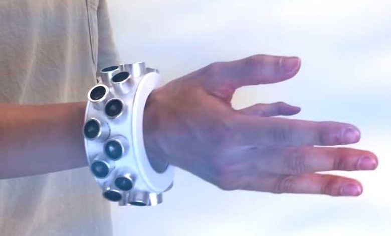 Deux chercheurs inventent un bracelet qui brouille les écoutes des enceintes connectées et smartphones