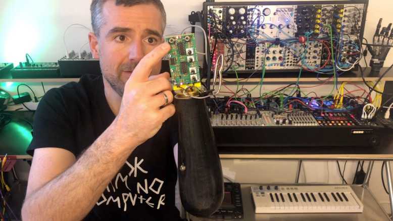 Un passionné de musique électronique transforme sa prothèse de bras en synthé