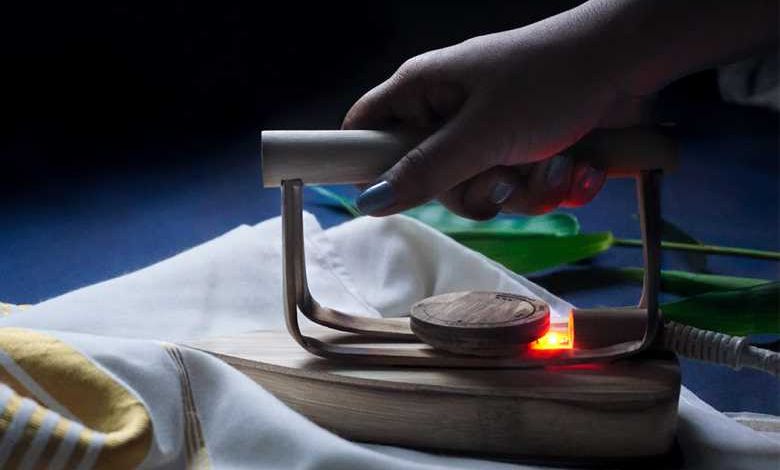 Pour remplacer le plastique, un designer indien fabrique un fer à repasser en bambou