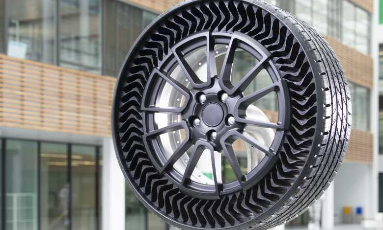 C'est la consécration pour le géant du pneu français ! Michelin obtient trois prix internationaux pour son pneu UPTIS sans air comprimé... Il va cependant falloir patienter jusqu'en 2024 pour équiper son véhicule de ces pneus révolutionnaires !