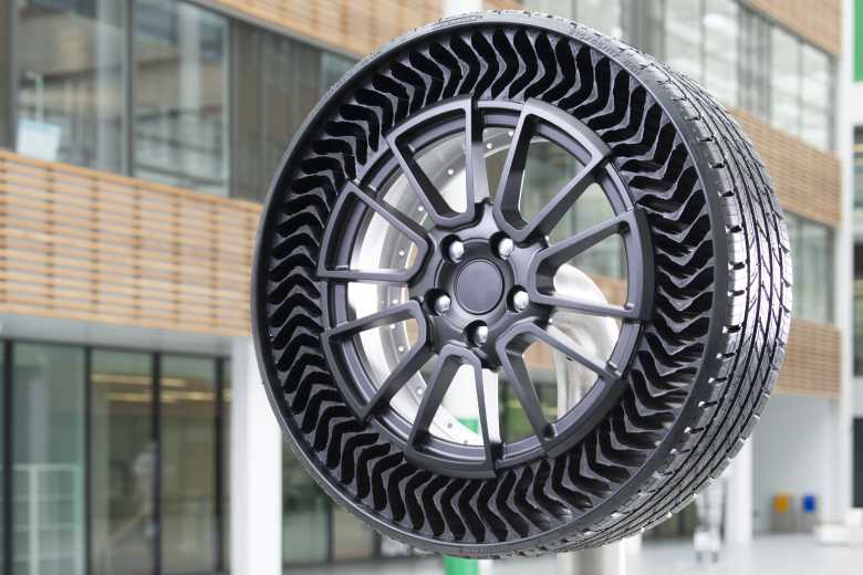 C'est la consécration pour le géant du pneu français ! Michelin obtient trois prix internationaux pour son pneu UPTIS sans air comprimé... Il va cependant falloir patienter jusqu'en 2024 pour équiper son véhicule de ces pneus révolutionnaires !