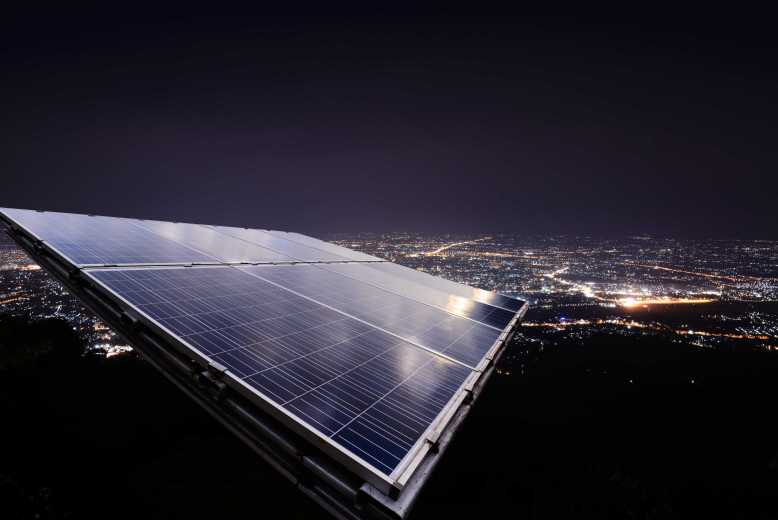 Des chercheurs travaillent sur des panneaux solaires capables de produire de l’énergie la nuit