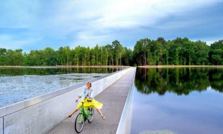 Belgique : un petit tour dans la province du Limbourg pour pédaler au milieu d'un lac !
