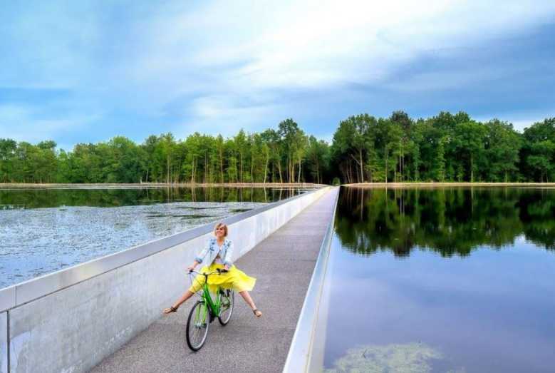 Belgique : un petit tour dans la province du Limbourg pour pédaler au milieu d'un lac !