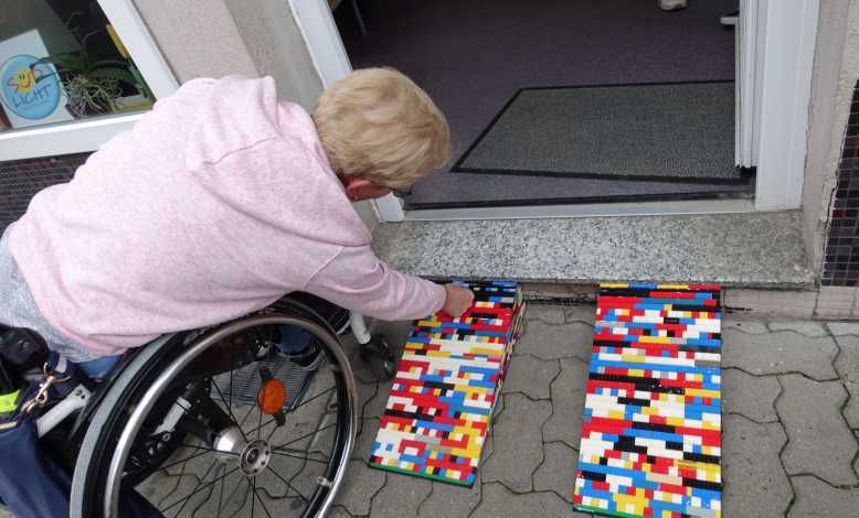 Une allemande de 62 ans décide de créer des rampes d'accès aux handicapés en LEGO, le succès est fulgurant