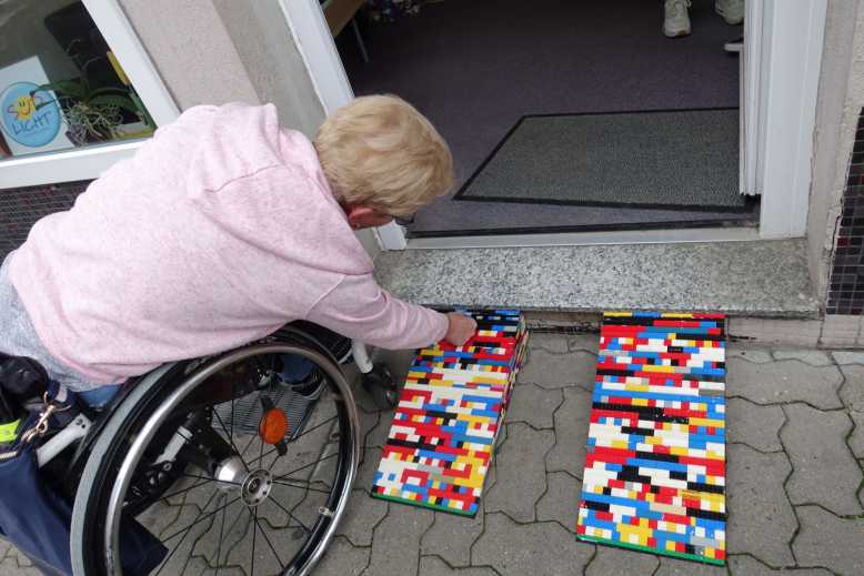 Une allemande de 62 ans décide de créer des rampes d'accès aux handicapés en LEGO, le succès est fulgurant