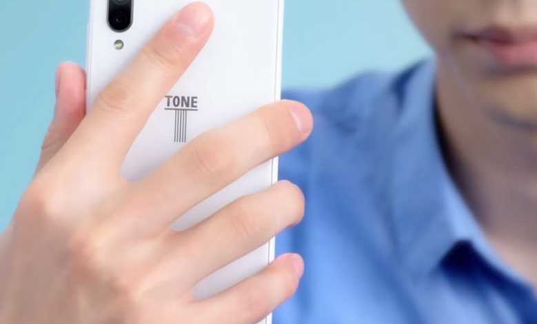 Tone e20 : le smartphone qui vous empêche de prendre des photos dénudées