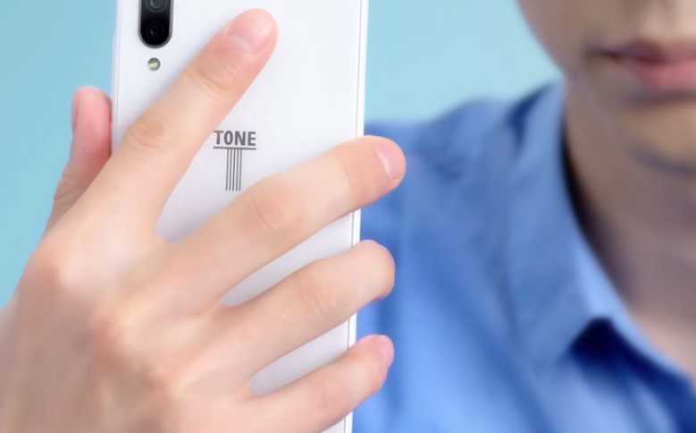 Tone e20 : le smartphone qui vous empêche de prendre des photos dénudées