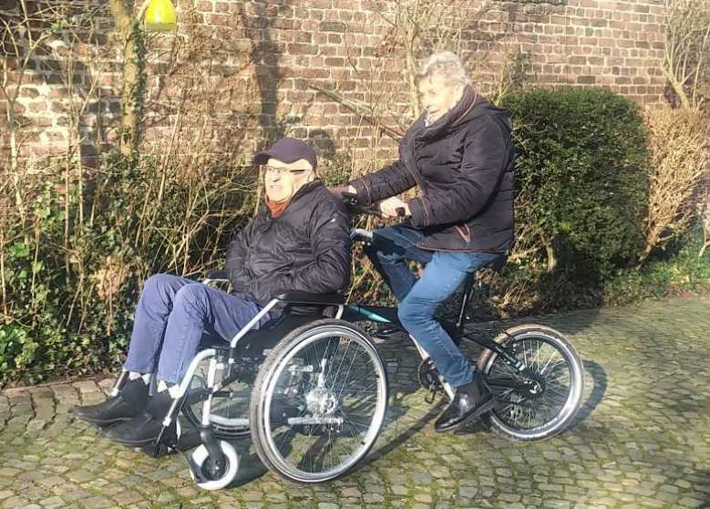 Bi-Dule : ce vélo électrique pliant intègre un fauteuil roulant pour redécouvrir les joies d’une balade à vélo