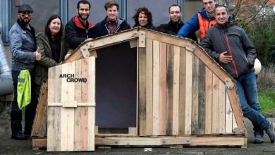 Toulouse : un collectif d'ingénieurs au chômage fabriquent des abris pour les SDF avec du bois de palette