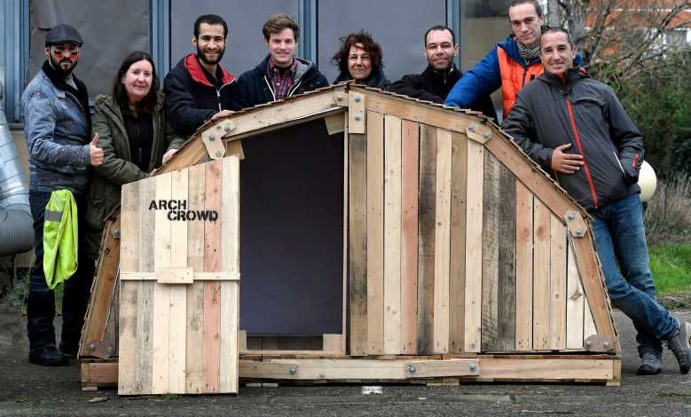 Toulouse : un collectif d'ingénieurs au chômage fabriquent des abris pour les SDF avec du bois de palette