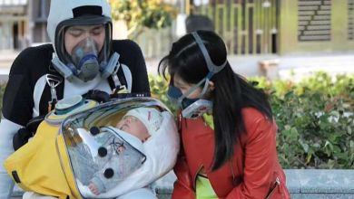 Un père chinois crée une combinaison inspirée du jeu "Death Stranding" pour protéger son bébé du coronavirus
