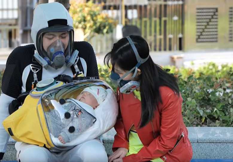 Un père chinois crée une combinaison inspirée du jeu "Death Stranding" pour protéger son bébé du coronavirus