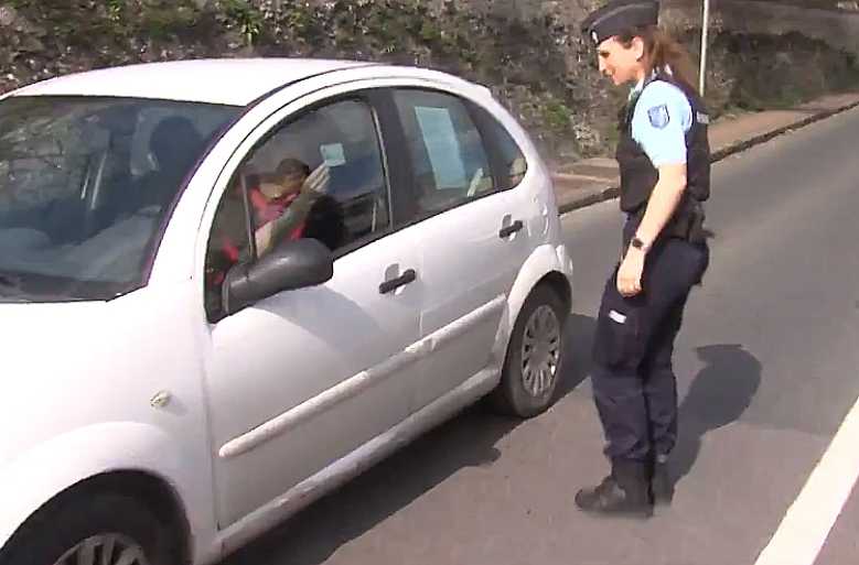 Une idée géniale si vous êtes contraints de prendre votre voiture pour vos déplacements autorisés