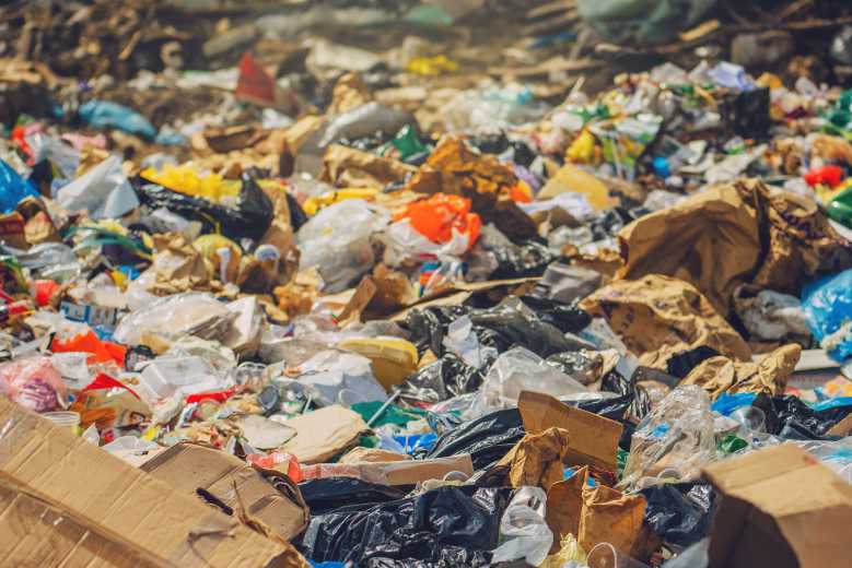 Pollution plastique : une société a trouvé comment transformer les déchets alimentaires en bioplastique
