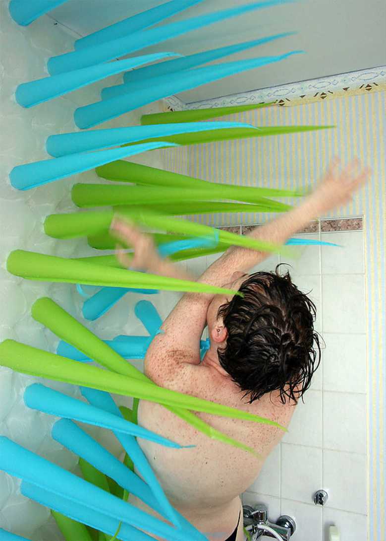 Une artiste londonienne présente un concept insolite de picots gonflables pour écourter les douches !