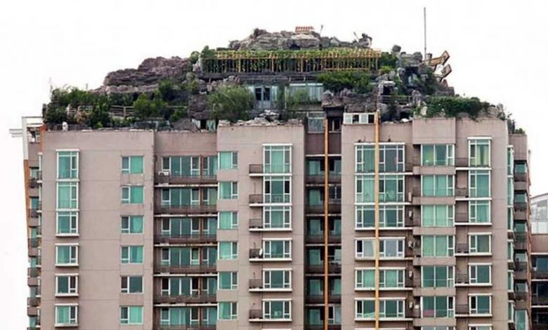 Pendant plusieurs années, un homme a construit une "villa-montagne" sur le toit de son immeuble de 26 étages