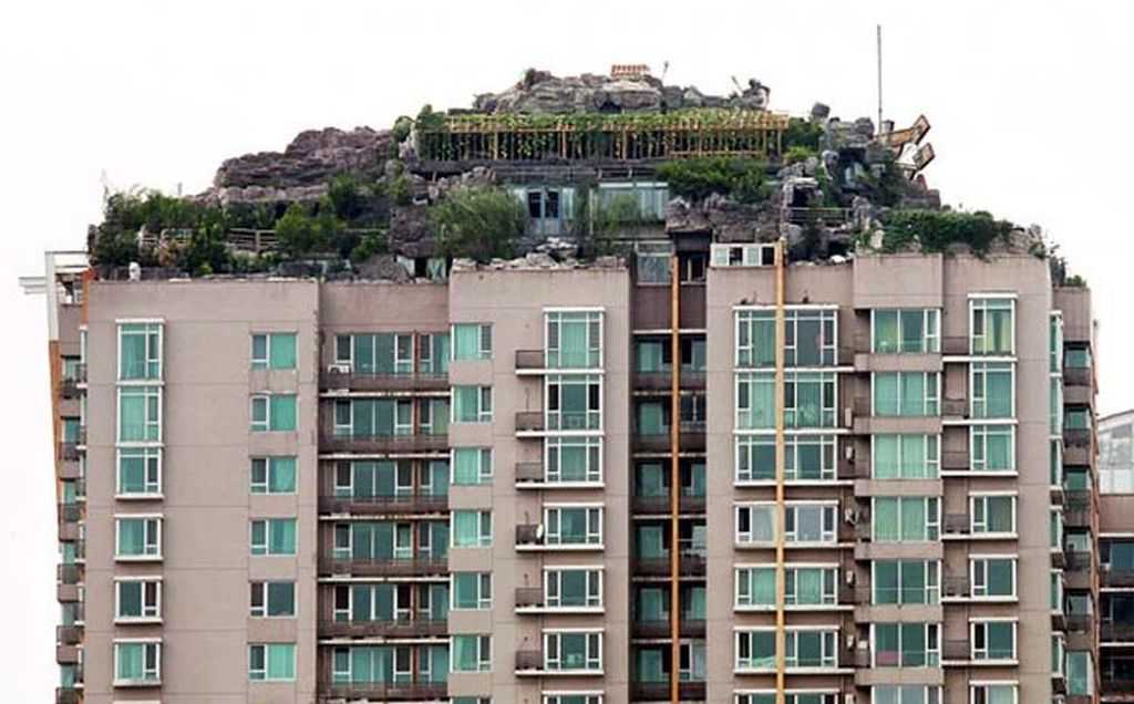 Pendant plusieurs années, un homme a construit une "villa-montagne" sur le toit de son immeuble de 26 étages