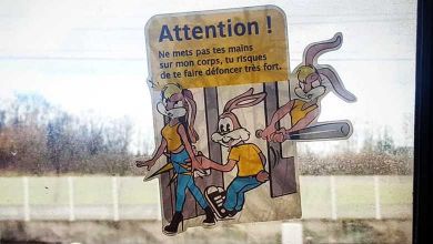 Zoia, artiste graffeuse détourne les autocollants du lapin dans le métro pour protéger les femmes du harcèlement de rue !