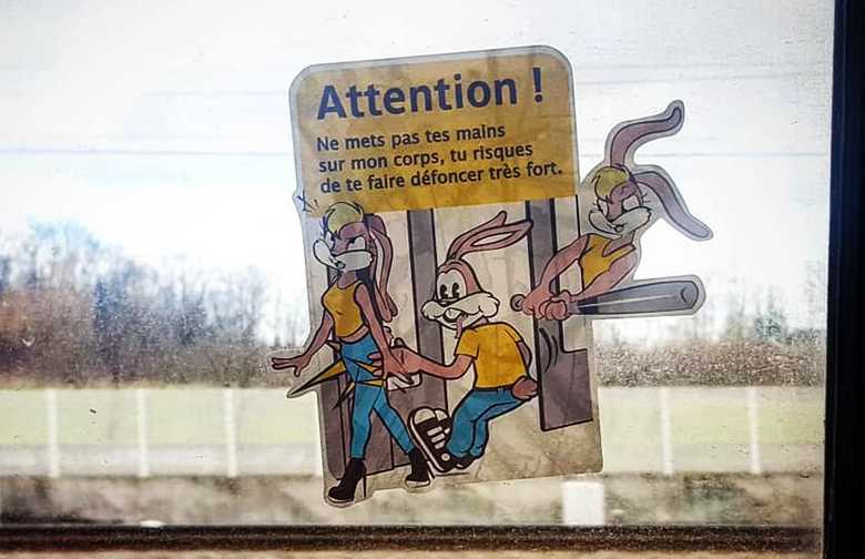 Zoia, artiste graffeuse détourne les autocollants du lapin dans le métro pour protéger les femmes du harcèlement de rue !
