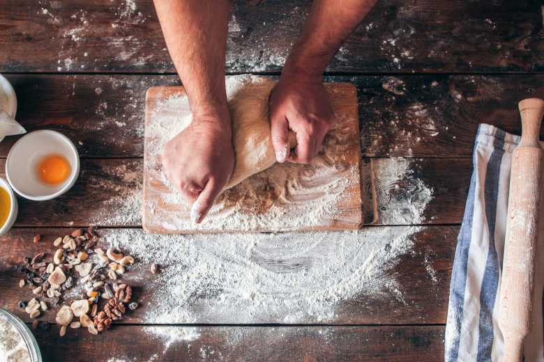 Les rayons se vident et vos placards aussi ? Réalisez vous-même vos pâtes fraîches et votre pain maison !