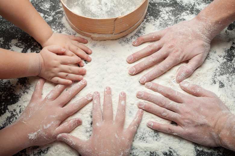 Les rayons se vident et vos placards aussi ? Réalisez vous-même vos pâtes fraîches et votre pain maison !