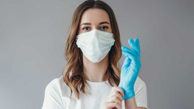 Comment mettre et enlever un masque facial ou une paire de gants jetables ?