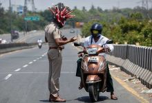Inde : un policier s'affuble d'un casque "en forme de coronavirus" pour... faire prendre conscience du confinement aux indiens !