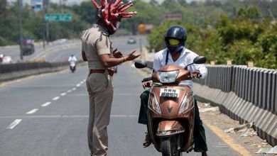 Inde : un policier s'affuble d'un casque "en forme de coronavirus" pour... faire prendre conscience du confinement aux indiens !