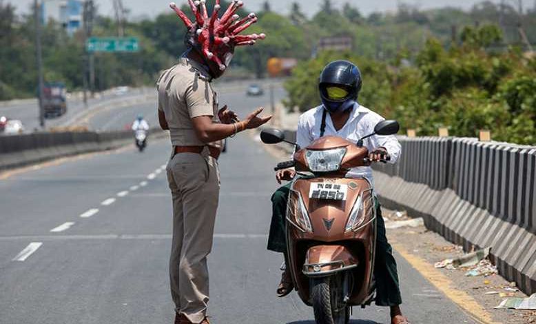Inde : un policier s'affuble d'un casque "en forme de coronavirus" pour... faire prendre conscience du confinement aux indiens !