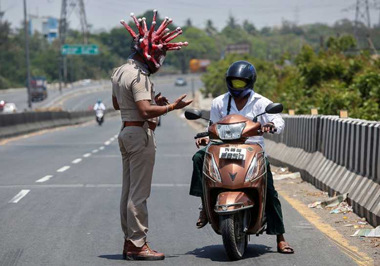 Inde : un policier s'affuble d'un casque "en forme de coronavirus" pour... faire prendre conscience du confinement aux indiens !