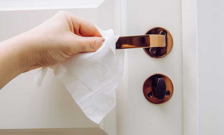 Les services de l'eau lancent l'alerte "Arrêtez de jeter vos lingettes désinfectantes dans les toilettes !"