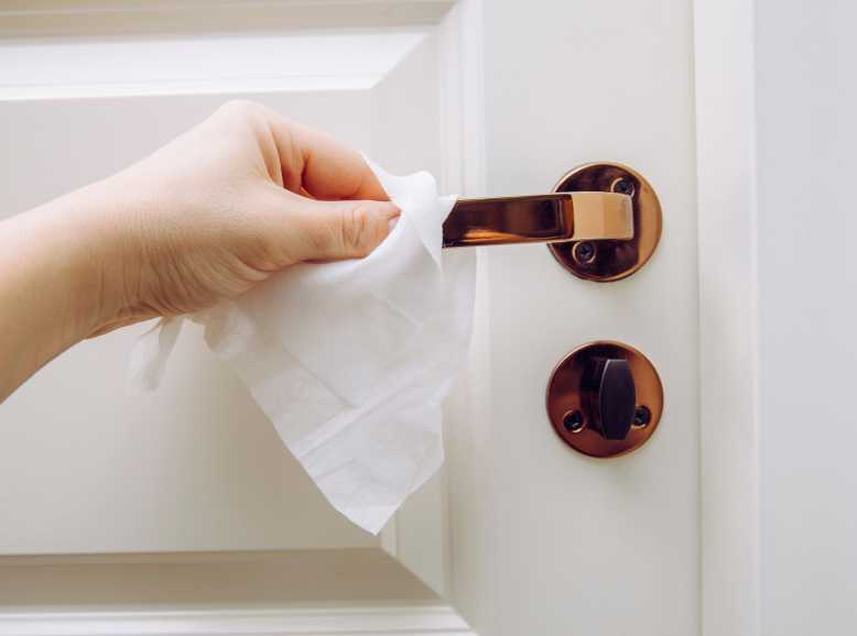 Les services de l'eau lancent l'alerte "Arrêtez de jeter vos lingettes désinfectantes dans les toilettes !"