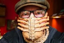 Un réalisateur de film d'horreur détourne son masque de protection en masque "Alien Facehugger"