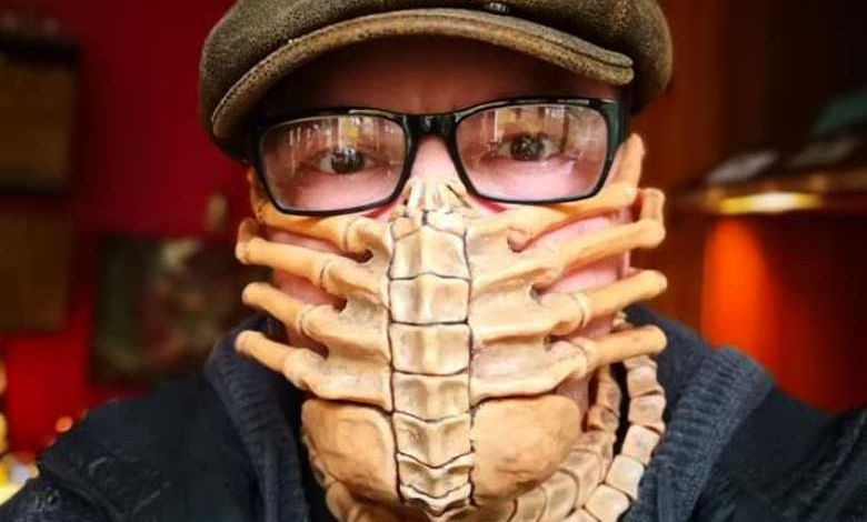 Un réalisateur de film d'horreur détourne son masque de protection en masque "Alien Facehugger"