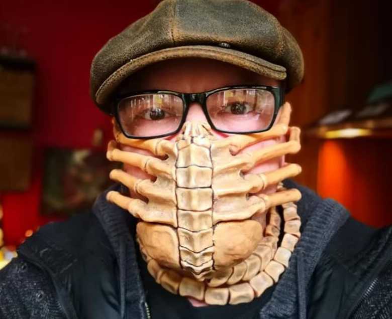 Un réalisateur de film d'horreur détourne son masque de protection en masque "Alien Facehugger"