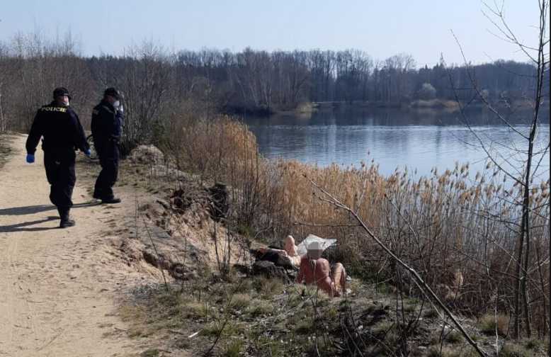 Insolite : des naturistes tchèques verbalisés... pour non-port du masque... facial !