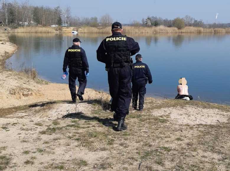 Insolite : des naturistes tchèques verbalisés... pour non-port du masque... facial !