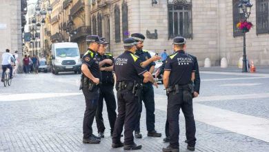 Espagne : La Policia distribue des masques aux passants dans les gares