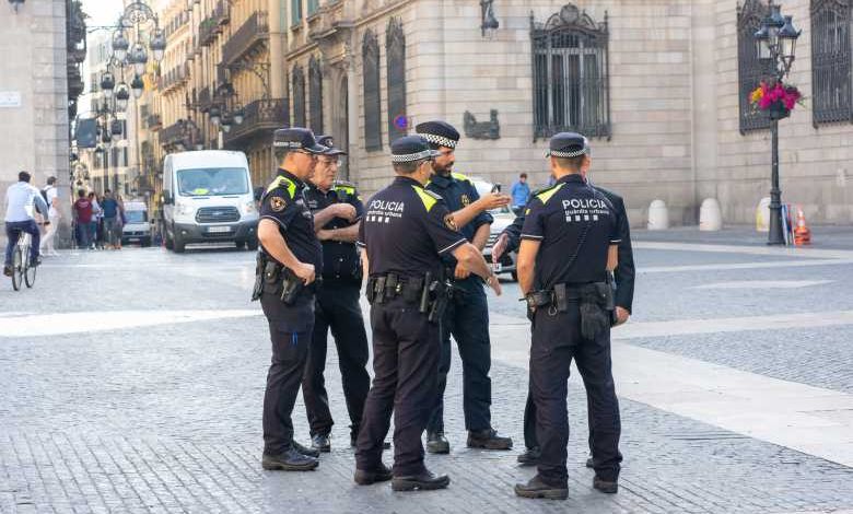 Espagne : La Policia distribue des masques aux passants dans les gares