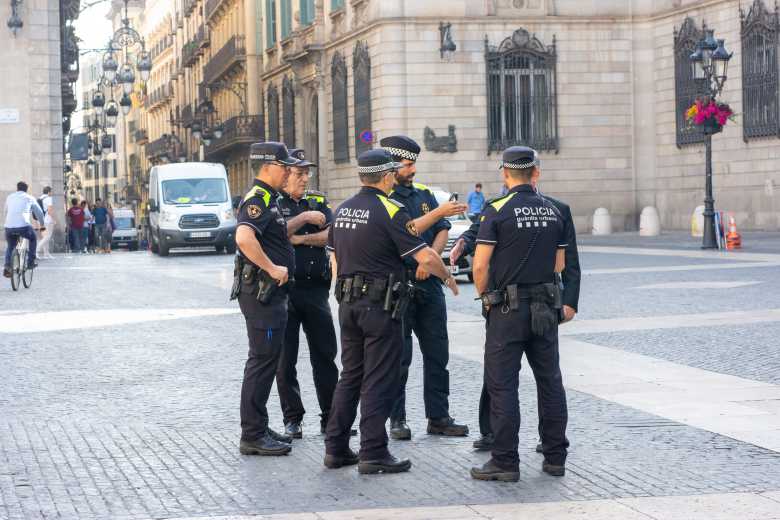 Espagne : La Policia distribue des masques aux passants dans les gares