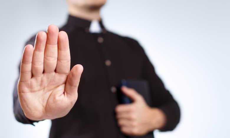 Baptême au pistolet à eau, messe sur un toit : les prêtres développent des trésors d'imagination pour continuer de prêcher !