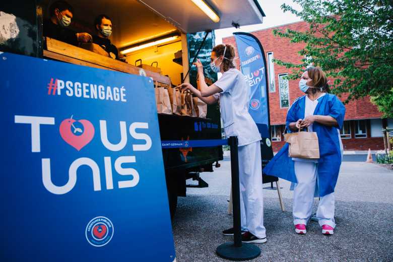 Le PSG mobilise tout son staff pour livrer des repas au personnel hospitalier avec des food trucks