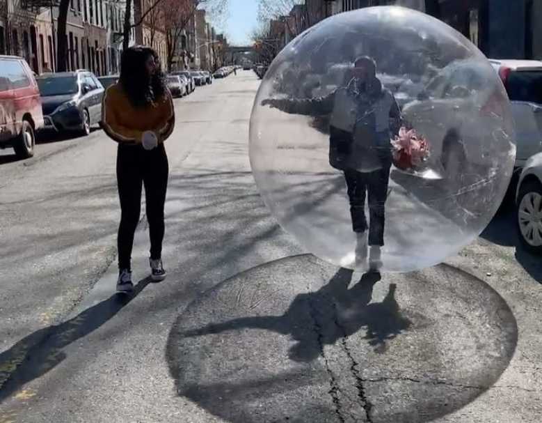 Confinement : il séduit une voisine avec un drone et la rencontre ensuite dans une boule hermétique